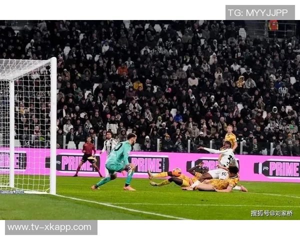 戴维近距离射门遭封堵麦肯尼头球抢点再遭扑救无缘进球